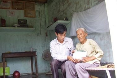 Món quà đầu tiên đến với cụ bà sống độc thân thờ phụng 2 liệt sỹ