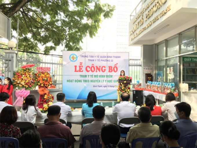 Bà Ngô Thị Minh Thu - Trưởng Trạm Y tế Phường 22, báo cáo quá trình chuẩn bị thực hiện trạm y tế mô hình điểm hoạt động theo nguyên lý Y học gia đình.