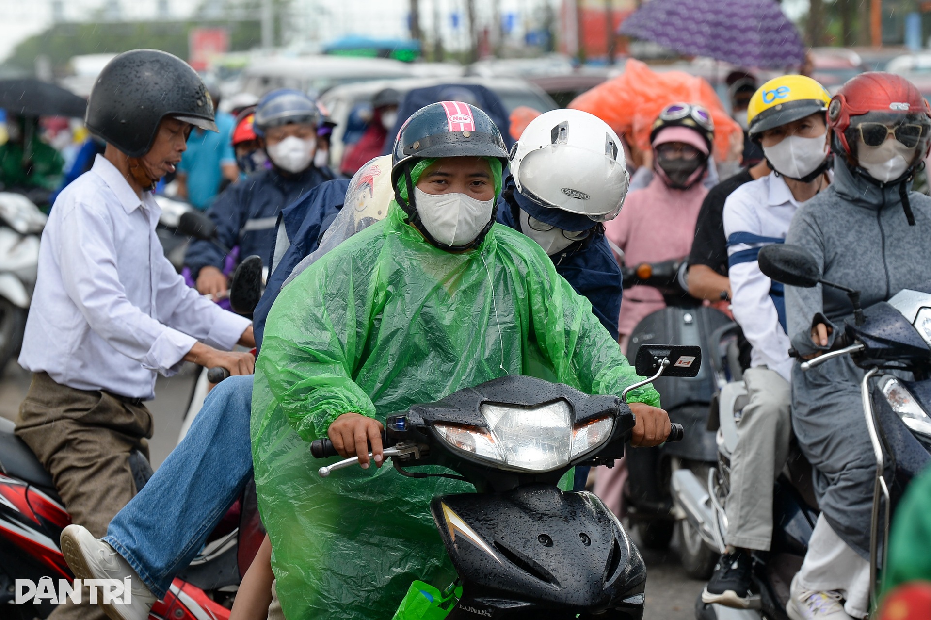 Đường tới Trung tâm Hội chợ Triển lãm quốc gia tắc 4-5km, dòng xe tê liệt - 7 Đường tới Trung tâm Hội chợ Triển lãm quốc gia tắc 4-5km, dòng xe tê liệt - 7