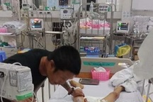 Gia đình tố bệnh viện tắc trách, bé trai 7 tuổi hôn mê sau tiểu phẫu