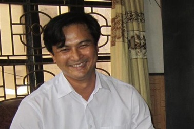 Vì sao Chủ tịch thị trấn thi tốt nghiệp cùng… con trai?