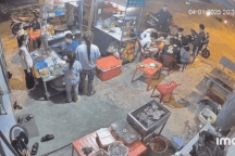 Người đàn ông lao vào quán đánh tới tấp một bé trai