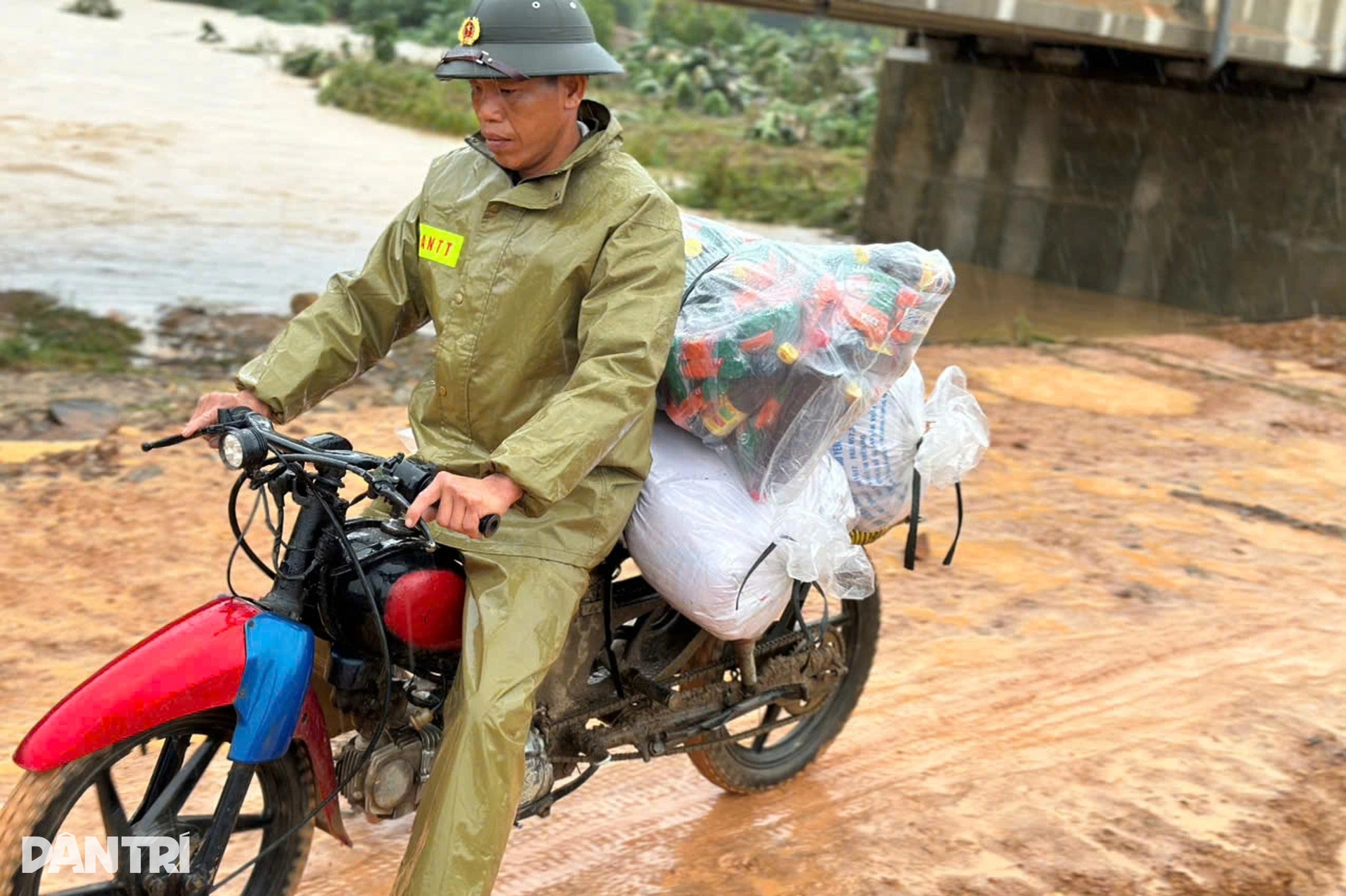 Sẽ xuyên đêm sơ tán người dân vùng lũ bằng mọi giá - 9 Sẽ xuyên đêm sơ tán người dân vùng lũ bằng mọi giá - 9