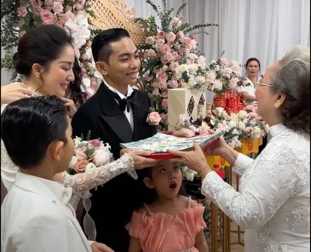 Khánh Thi bật khóc khi bà ngoại Phan Hiển tuyên bố xúc động trong lễ cưới - 11 Khánh Thi bật khóc khi bà ngoại Phan Hiển tuyên bố xúc động trong lễ cưới - 11