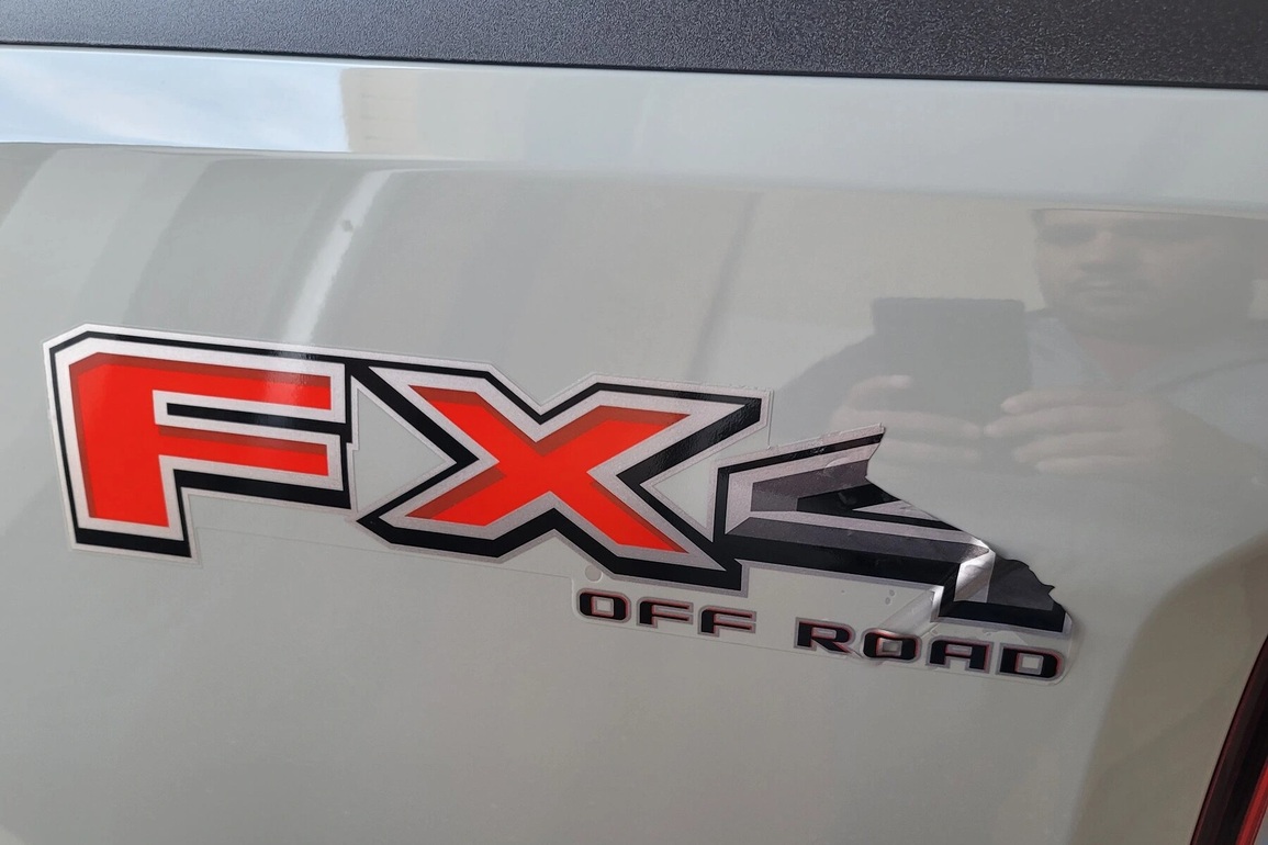 Xe bán tải của Ford bị tố dán decal như hàng mã - 2 Xe bán tải của Ford bị tố dán decal như hàng mã - 2