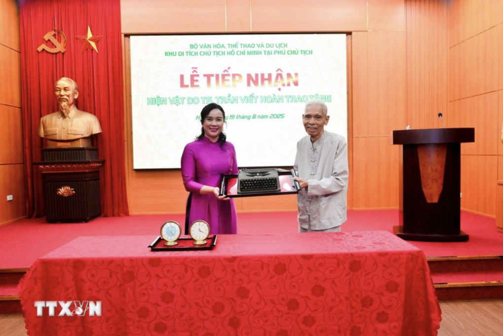 Khu Di tích Phủ Chủ tịch tiếp nhận hiện vật do người cận vệ của Bác Hồ trao tặng - 1 Khu Di tích Phủ Chủ tịch tiếp nhận hiện vật do người cận vệ của Bác Hồ trao tặng - 1