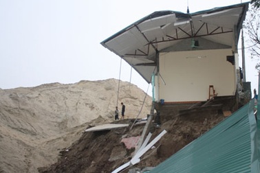 Cận cảnh bờ đê sông Hồng bị sạt lở