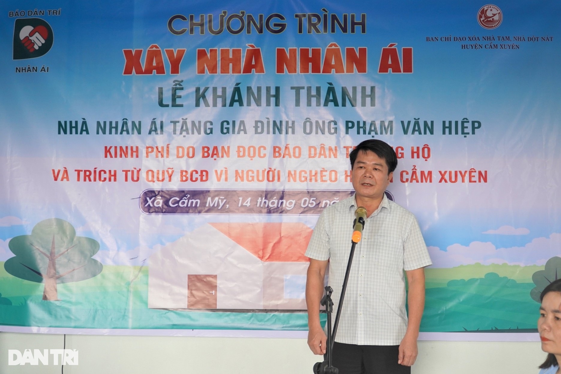 Nhờ tấm lòng bạn đọc Dân trí, vợ chồng khờ cùng 3 con thơ có ngôi nhà mới - 5 Nhờ tấm lòng bạn đọc Dân trí, vợ chồng khờ cùng 3 con thơ có ngôi nhà mới - 5