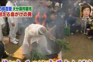 Ngồi vào chảo nước sôi vẫn “vô tư”