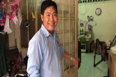 Nhân viên tiếp thị nghèo nhặt được 100 triệu đồng vội vàng đem nộp công an