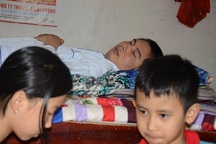 Xót thương nam kĩ sư bị tai nạn liệt giường, hai con thơ dại cầu phép mầu cho bố!