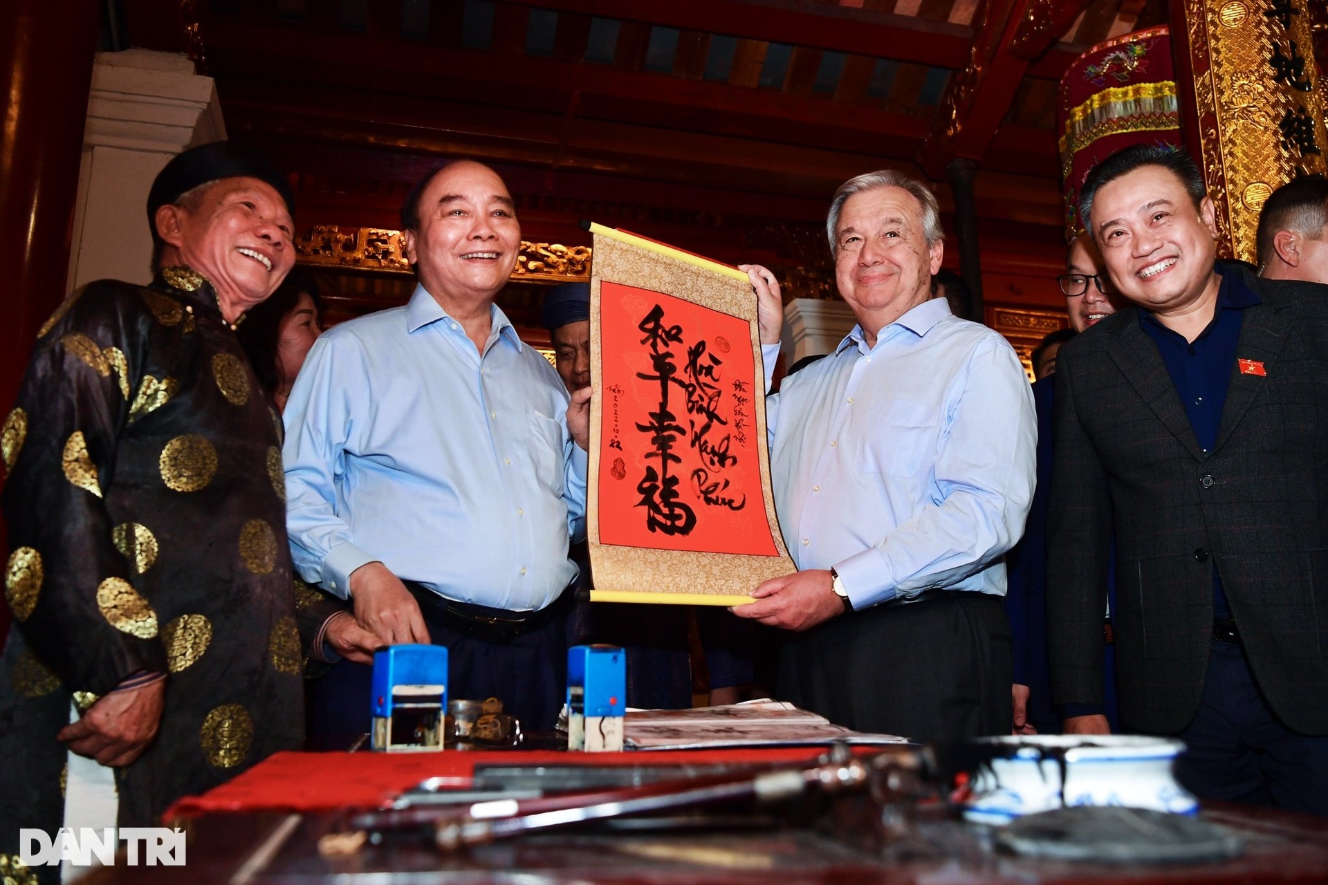 Tổng thư ký Liên hợp quốc thăm Văn Miếu, đi dạo hồ Hoàn Kiếm - 5