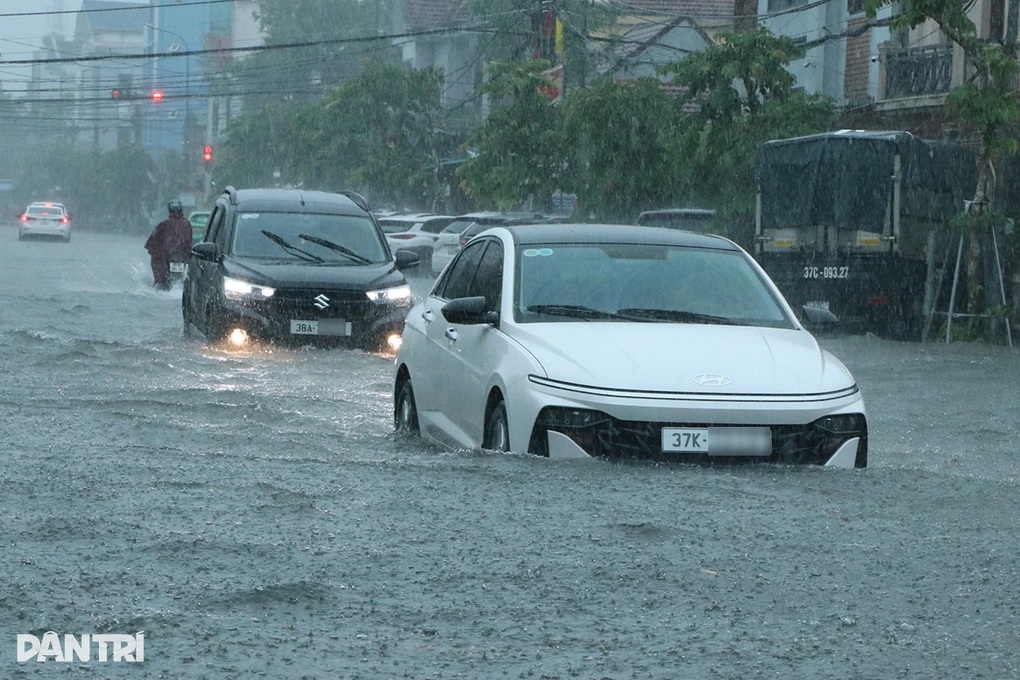 Nguyên tắc tài xế phải nằm lòng khi mưa ngập nếu không muốn đau ví - 3