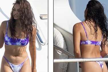 Shanina Shaik diện bikini khoe dáng trên du thuyền