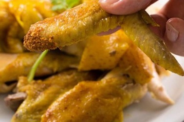 Tuyệt chiêu làm gà nướng muối vàng ươm, thơm phức không cần lò nướng