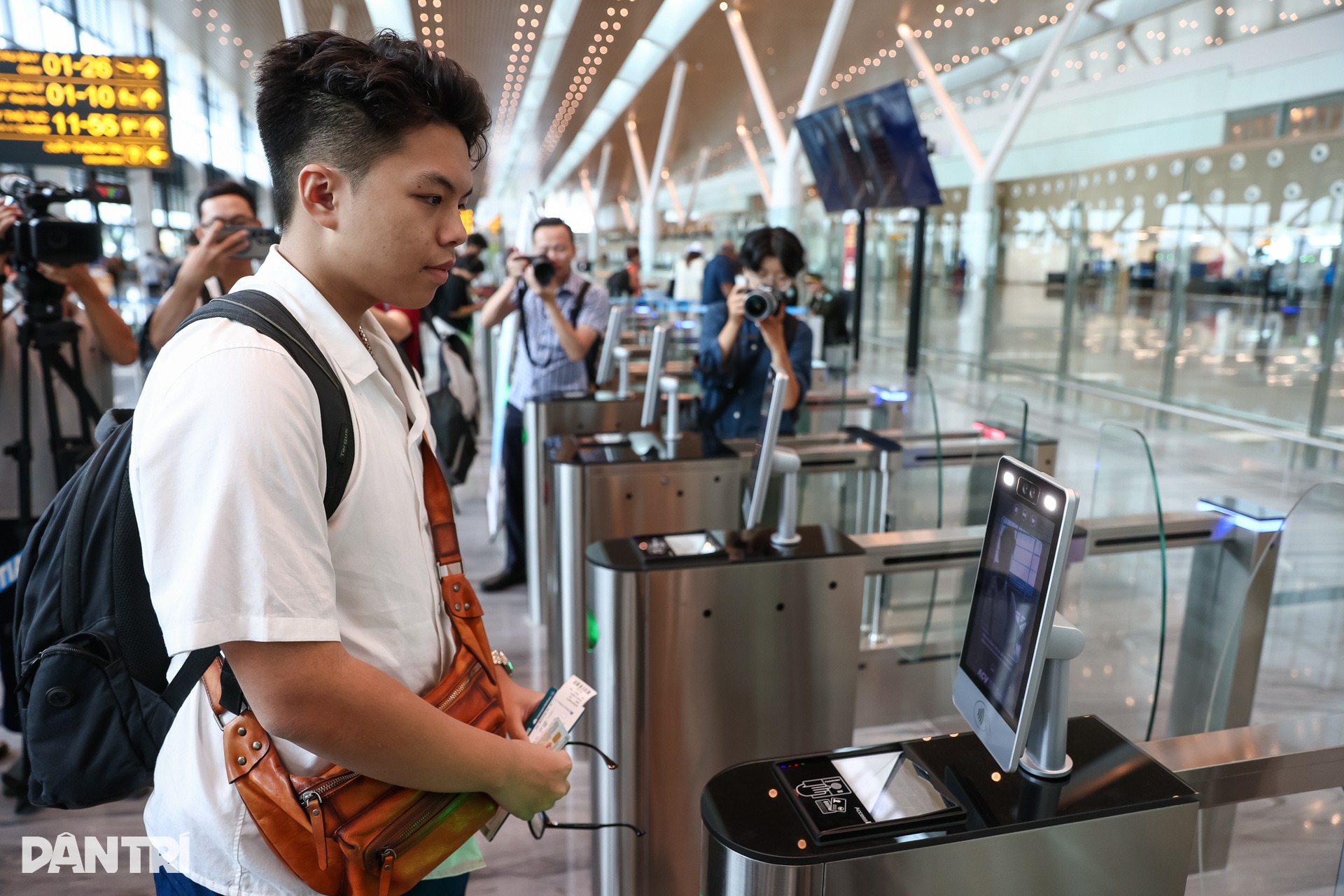 Người dân sử dụng sinh trắc học để lên máy bay tại nhà ga T3 Tân Sơn Nhất - 5