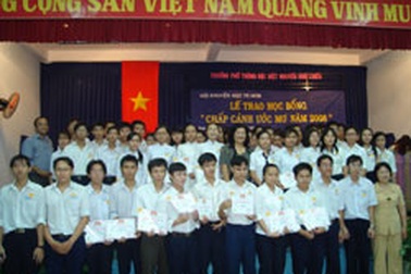 Trao 77 suất học bổng “Chắp cánh ước mơ”