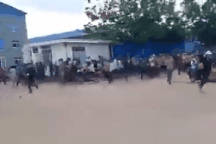 Video hàng nghìn công nhân Campuchia bỏ chạy khi nghe tin có ổ dịch