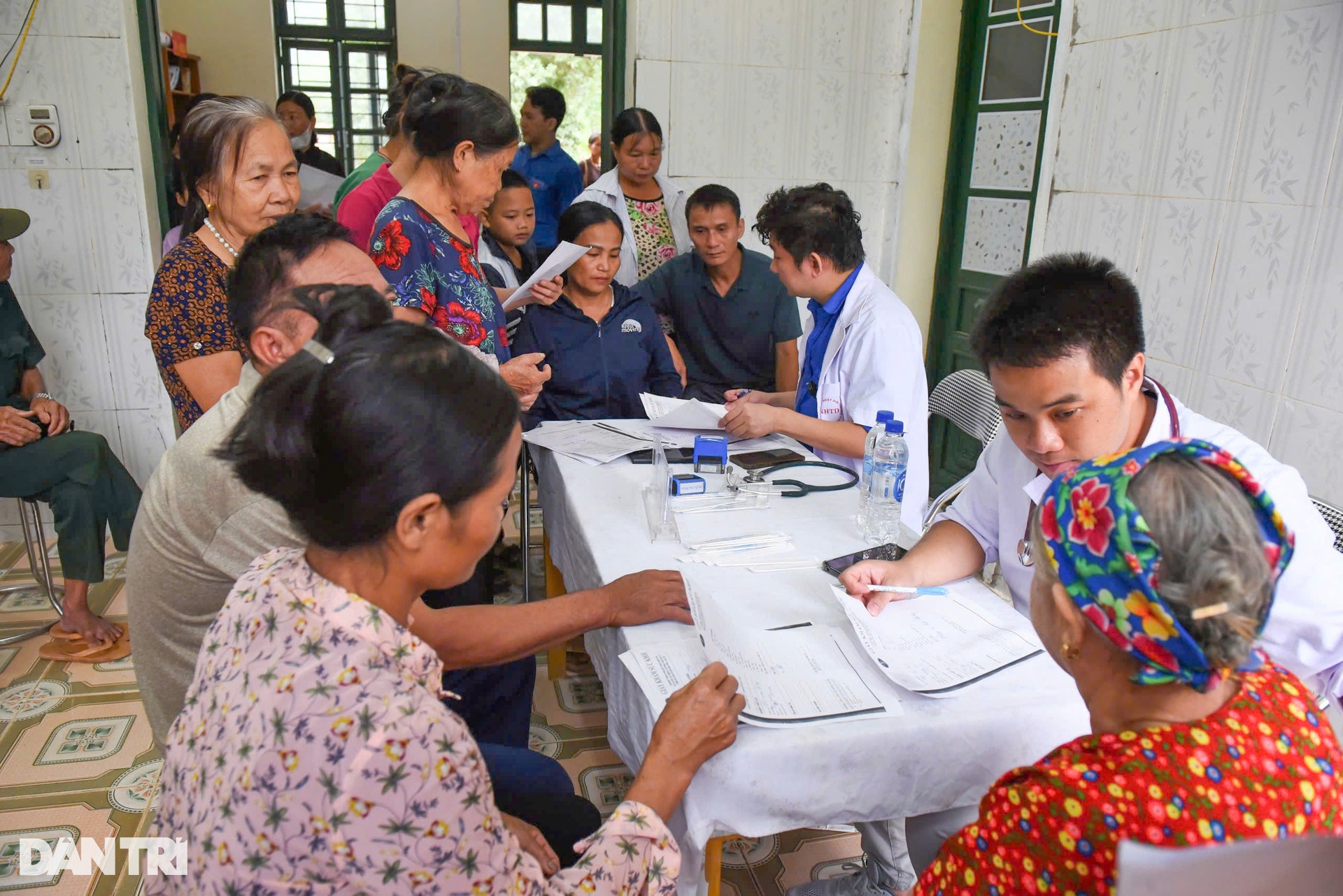 Gần 500 người dân vùng sạt lở Lào Cai được khám bệnh, tặng quà - 8