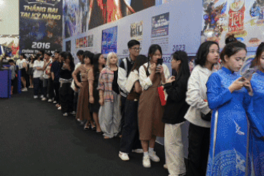Hàng trăm bạn trẻ xếp hàng đợi chụp ảnh miễn phí ở Hội chợ mùa thu