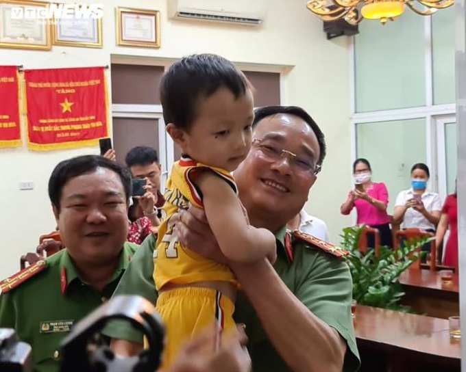 "Nữ quái" khai bắt cóc bé 2 tuổi để... nuôi, thế chỗ đứa con đã mất(?!) - Ảnh 1. "Nữ quái" khai bắt cóc bé 2 tuổi để... nuôi, thế chỗ đứa con đã mất(?!) - Ảnh 1.
