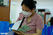 Công nhân cầm cố sổ bảo hiểm xã hội, sao ngăn việc mua bán "lúa non"?