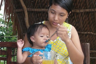Thương bé 16 tháng tuổi bị bệnh tim, uống nước cơm thay sữa