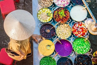 Tiệm chè "màu mè" 24 món, mỗi tối bán 400 cốc ở Huế