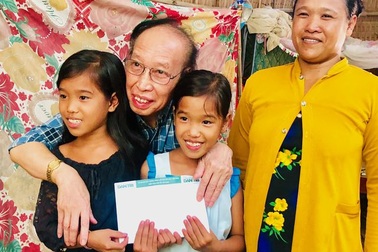 Trở lại thăm "hai đứa con tinh thần", Tổng biên tập báo Dân trí tiếp tục giúp đỡ 2 bé Nhân - Ái