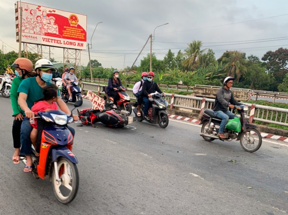 Hai thanh niên tử vong trên đường trở lại Sài Gòn sau nghỉ lễ - 1 Hai thanh niên tử vong trên đường trở lại Sài Gòn sau nghỉ lễ - 1