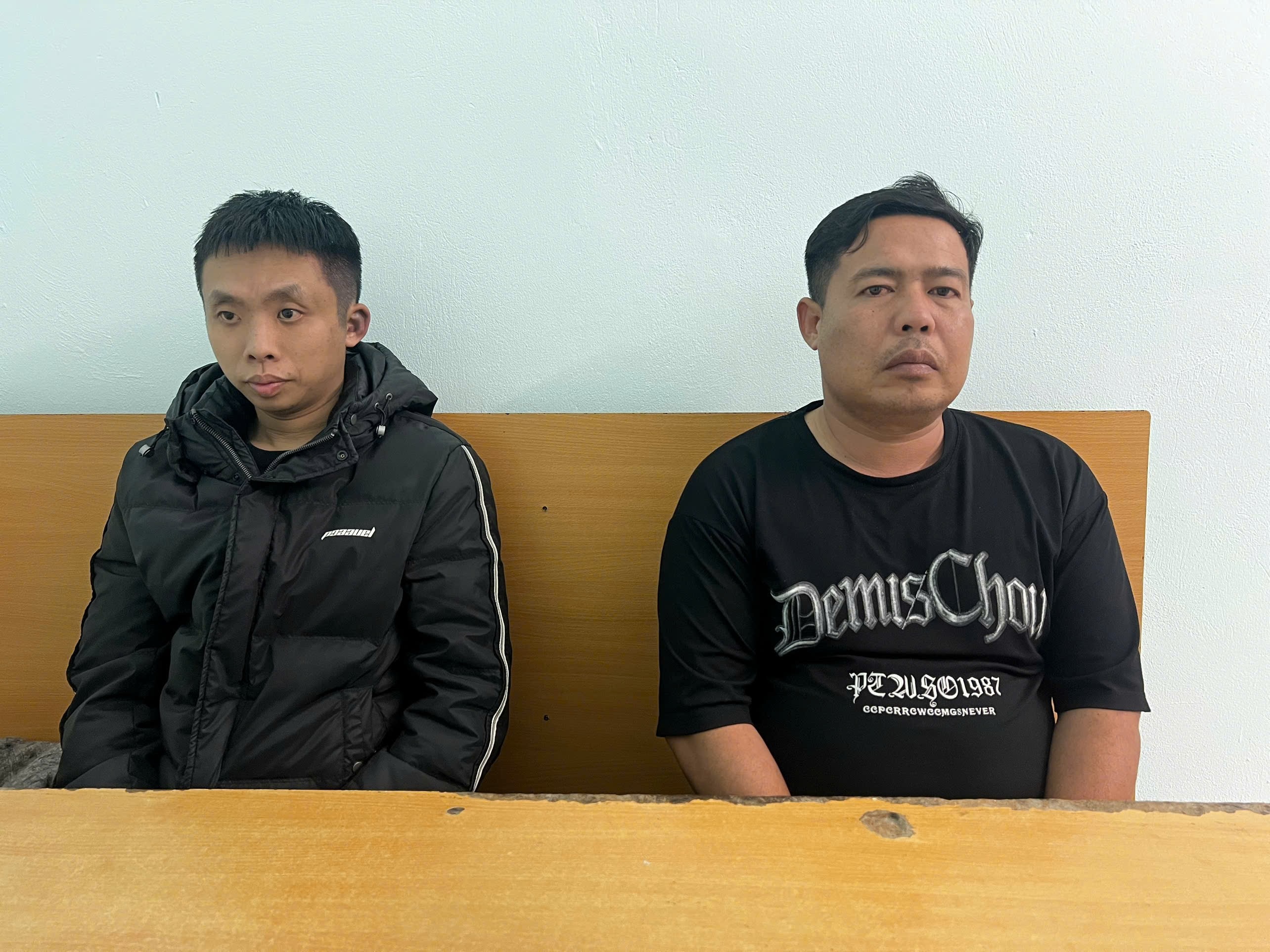 שולח גנב חבילה שהכילה 32 אייפונים בהאנוי - 1 Shipper trộm kiện hàng có 32 chiếc iPhone ở Hà Nội - 1