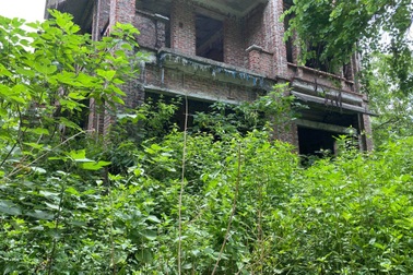 Những biệt thự tiền tỷ bỏ hoang trong dự án khu đô thị ngập cỏ