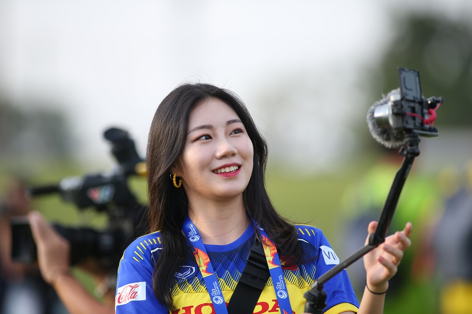 Nữ phóng viên Hàn Quốc gây sốt ở buổi tập của U23 Việt Nam - 11 Nữ phóng viên Hàn Quốc gây sốt ở buổi tập của U23 Việt Nam - 11