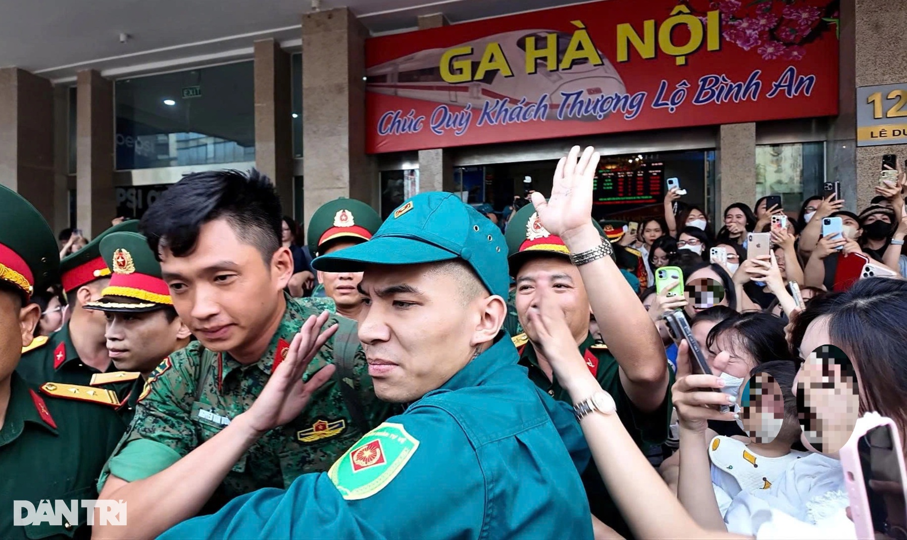 Thượng uý Lê Hoàng Hiệp bị “vây” như sao: Cuồng thần tượng lệch chuẩn? - 3