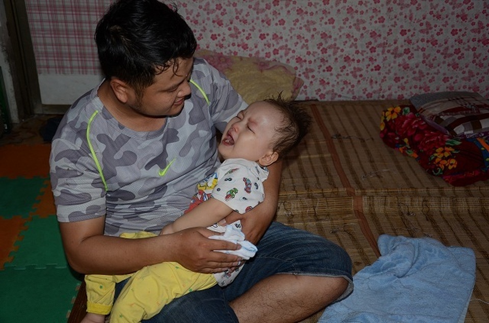 Bố mẹ nghẹn ngào khi con được ghép tế bào gốc nhờ sự giúp đỡ của bạn đọc Dân trí - 2 Bố mẹ nghẹn ngào khi con được ghép tế bào gốc nhờ sự giúp đỡ của bạn đọc Dân trí - 2