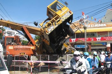 Xe cẩu lật, gần nửa thành phố mất điện