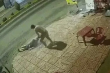 Vụ đổ nước nóng vào người đi đường: Thủ phạm có biểu hiện hoang tưởng