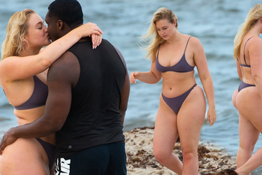 Siêu mẫu ngoại cỡ "bế bụng bầu" dự tiệc