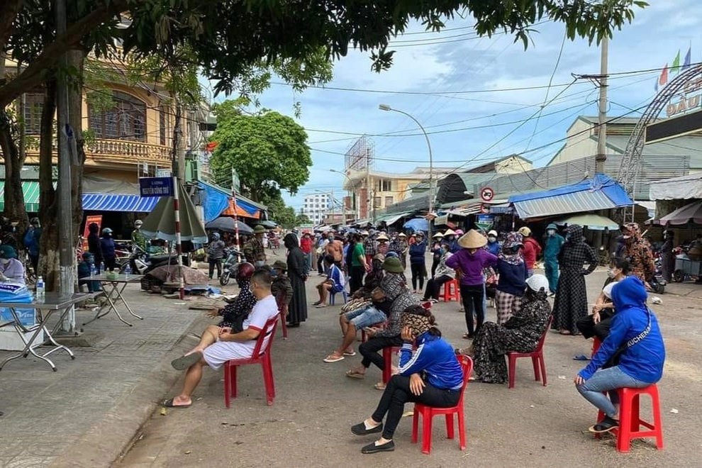 Thần tốc lấy mẫu hơn 1.500 người đi chợ đầu mối Vinh - 3 Thần tốc lấy mẫu hơn 1.500 người đi chợ đầu mối Vinh - 3