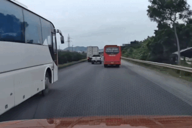 Ô tô khách lạng lách trên quốc lộ, quyết không cho xe bán tải vượt lên