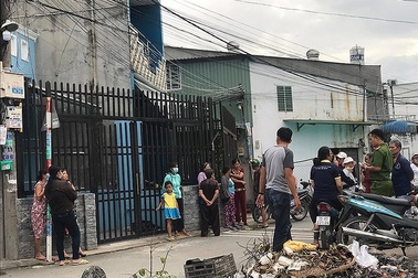 Con đau đớn thấy cha bị thương và mẹ tử vong trên vũng máu