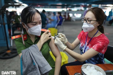 Những mũi vaccine lần 3 đầu tiên được tiêm cho lực lượng tuyến đầu ở TPHCM