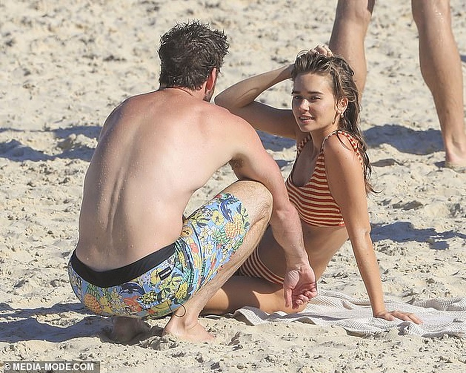 Liam Hemsworth tình tứ hôn bạn gái mới - 6 Liam Hemsworth tình tứ hôn bạn gái mới - 6