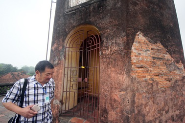 Cột cờ Hà Nội bị khắc chữ nhằng nhịt