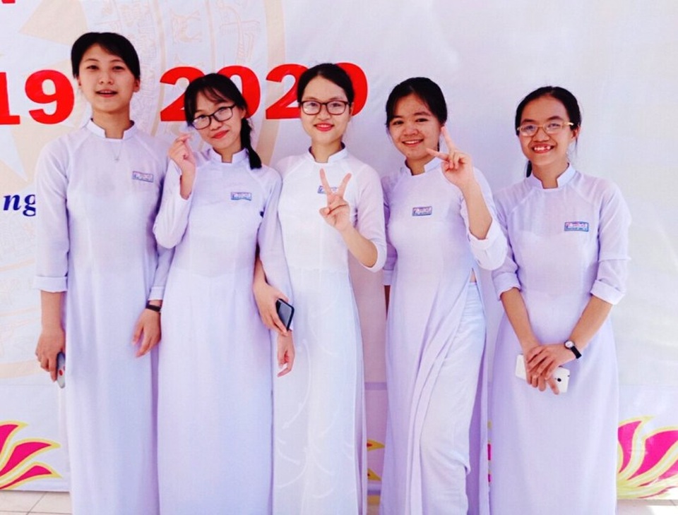 Ngưỡng mộ chị em sinh đôi đạt thủ khoa, á khoa kỳ thi tốt nghiệp THPT 2020 - 2 Ngưỡng mộ chị em sinh đôi đạt thủ khoa, á khoa kỳ thi tốt nghiệp THPT 2020 - 2