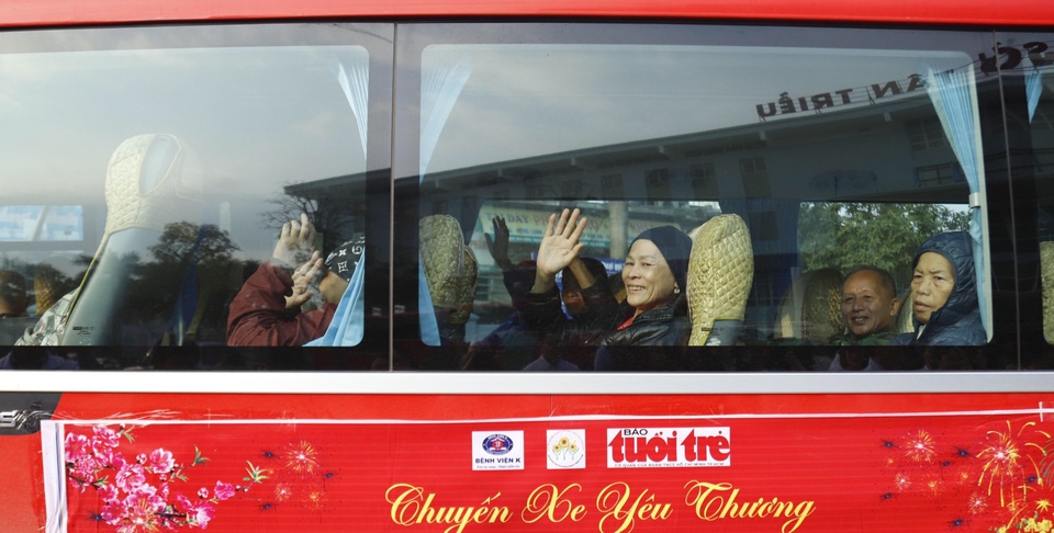 Hạnh phúc ngày về nhà ăn Tết trên chuyến xe yêu thương dành cho bệnh nhân ung thư - 6 Hạnh phúc ngày về nhà ăn Tết trên chuyến xe yêu thương dành cho bệnh nhân ung thư - 6