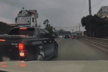 Xe bán tải lùi vào xe khác rồi tăng ga bỏ chạy