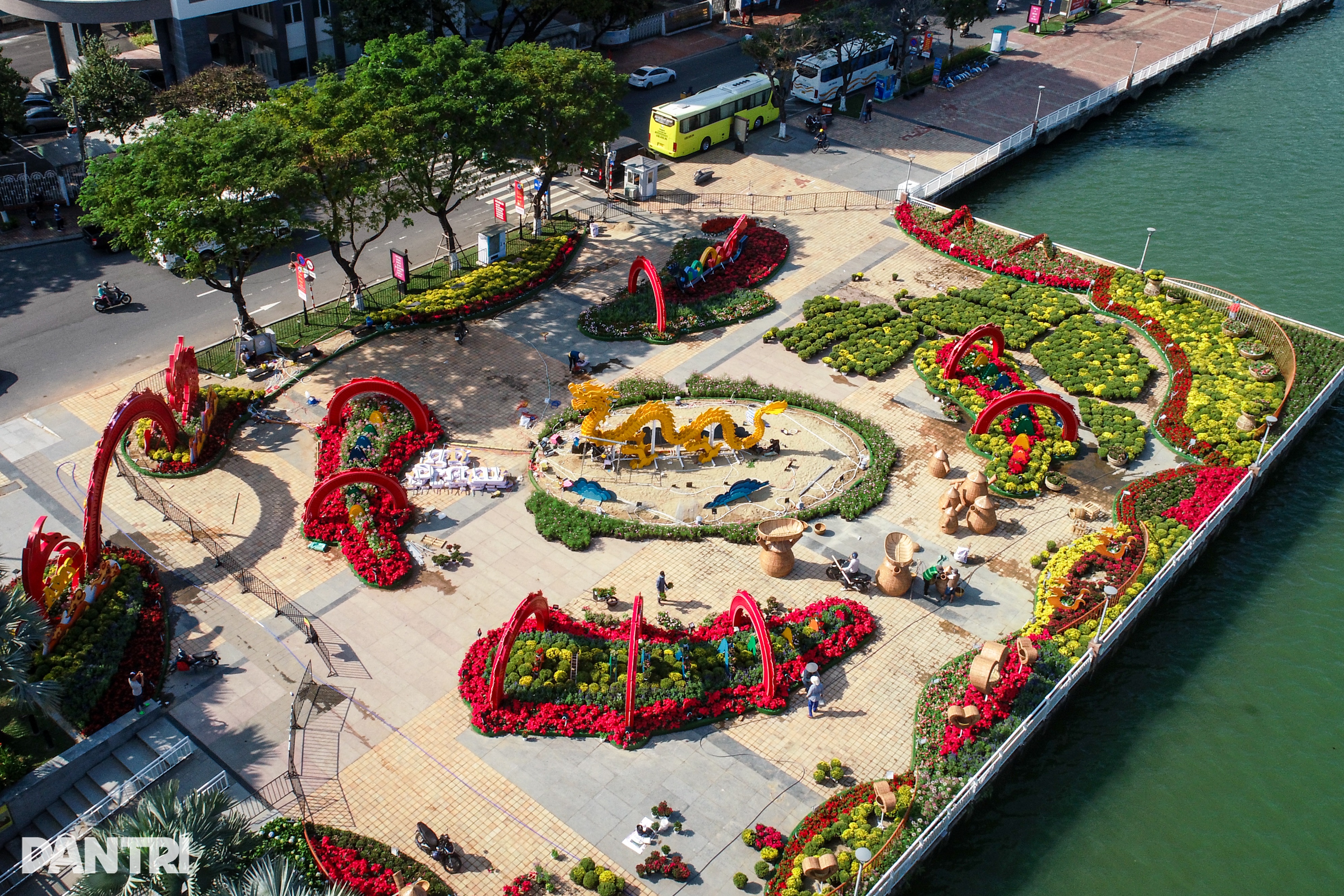 Mengungkap jalan bunga Tet Da Nang dengan maskot yang mensimulasikan jembatan naga yang menyemburkan api - 3 Lộ diện đường hoa Tết Đà Nẵng cùng linh vật mô phỏng cầu rồng phun lửa - 3