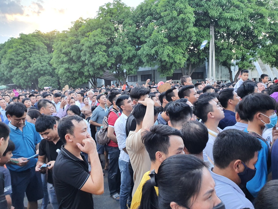 Hàng ngàn CĐV Hà Tĩnh bức xúc cầm vé trên tay không được vào sân - 2
