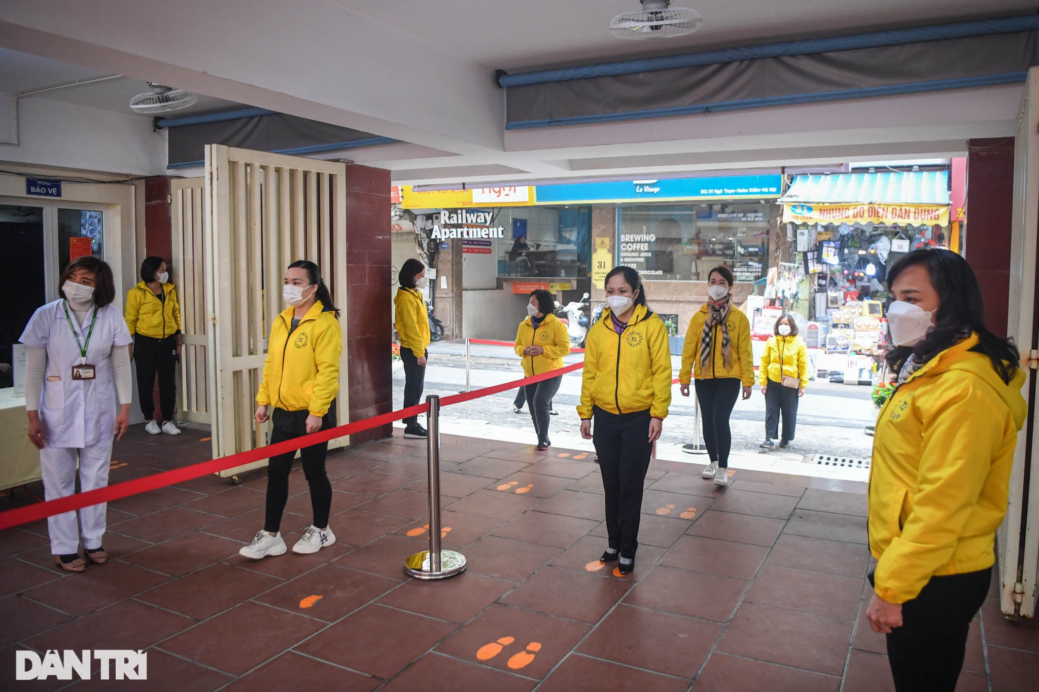 Giáo viên ở Hà Nội vào vai học sinh diễn tập đón trẻ lớp 1-6 trở lại trường - 1 Giáo viên ở Hà Nội vào vai học sinh diễn tập đón trẻ lớp 1-6 trở lại trường - 1